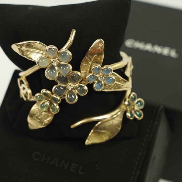 Authentic CHANEL Cuff Paris Greece Collection Gold Jewelery Bracelet CC logo - Picture 4 of 12